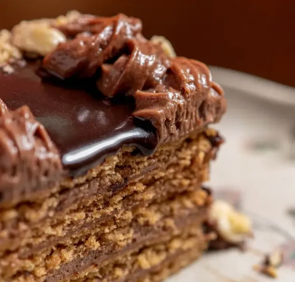 Bolo Leningrado com chocolate e avelãs