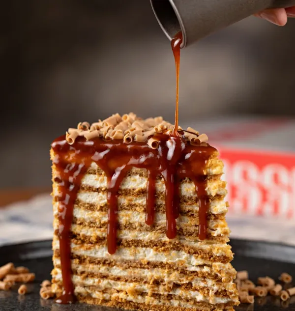Medovik Caramelo com calda de caramelo salgado